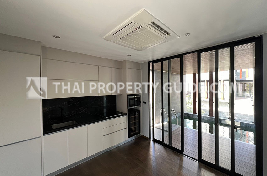 House with Private Pool in Srinakarin 